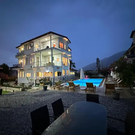 Tetra Clover Apartment